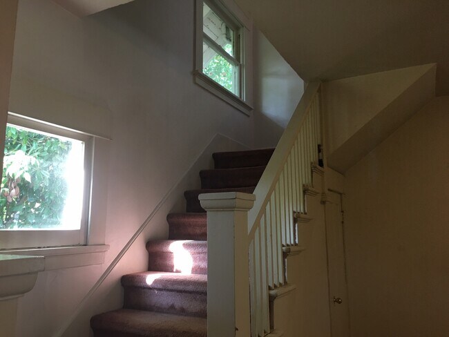 Building Photo - 6 Bedroom House near Downtown and Universi...