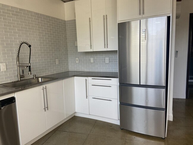 Building Photo - 904 E Pearson St