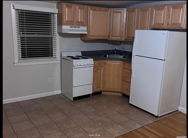 Building Photo - 24 Deepdale Dr