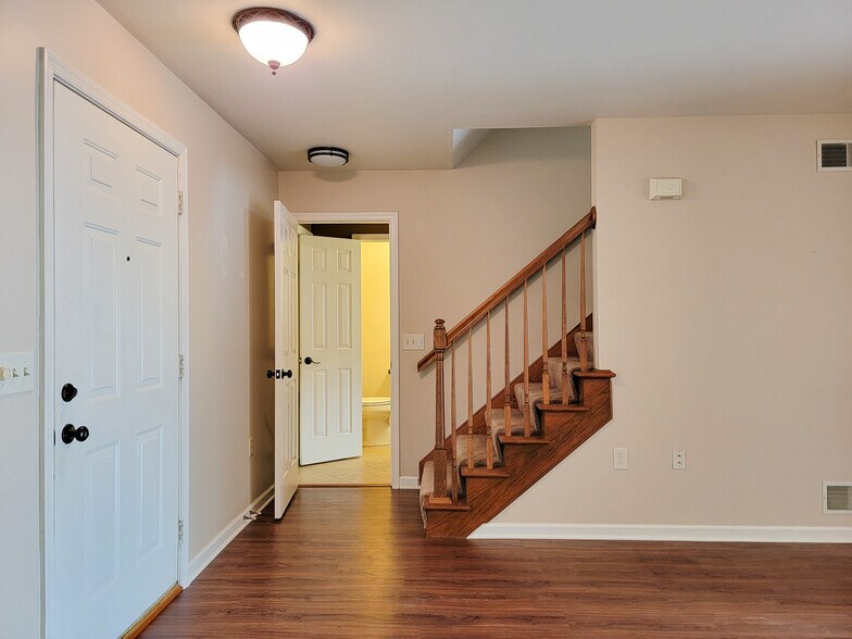 Building Photo - 390 Acorn Cir
