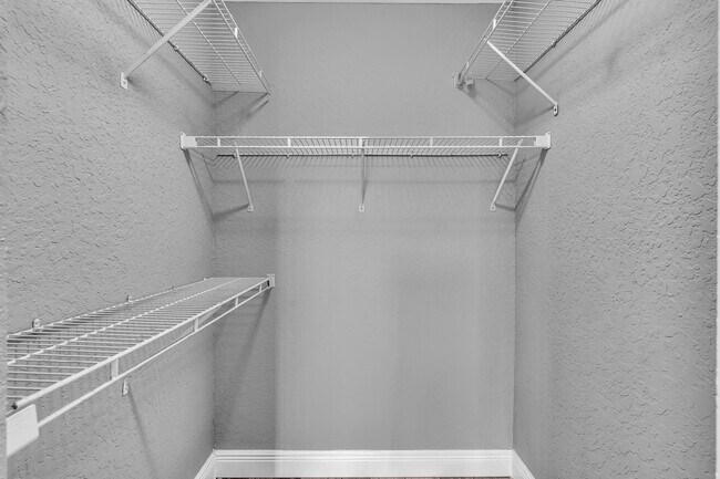 Building Photo - 2803 N Oakland Forest Dr