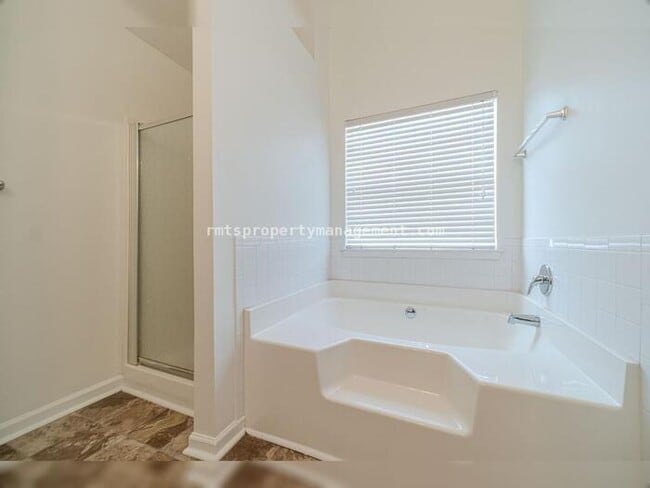 Building Photo - Spacious 4 bedroom 2.5 bath