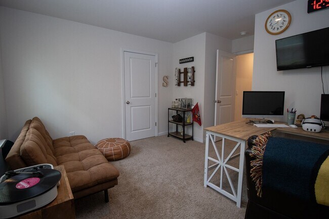 Building Photo - Stylish & Spacious Pet-Friendly Home in Bo...