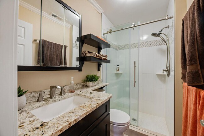 Building Photo - 4 Bedroom, 3.5 Bath Furnished Townhouse Available