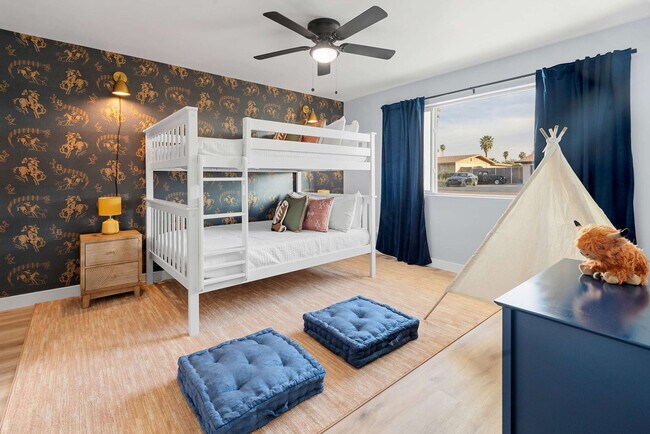 Building Photo - 4530 W Paradise Dr