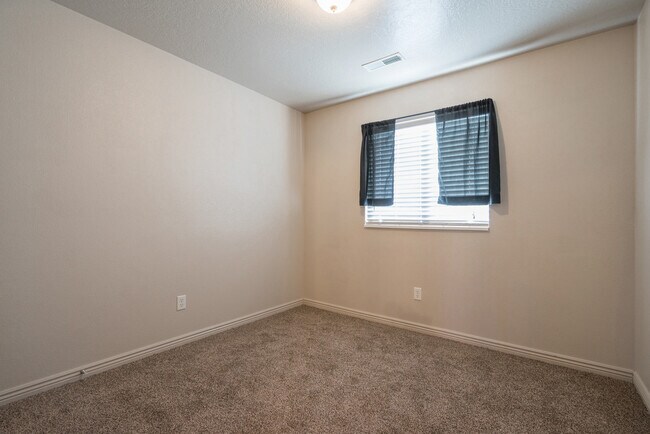 Building Photo - 3155 S Hidden Valley Dr