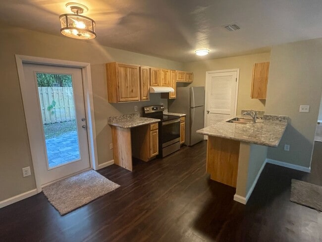 Building Photo - Welcome to this beautifully remodeled 2-bedroom duplex located in Alachua, conveniently situated ...