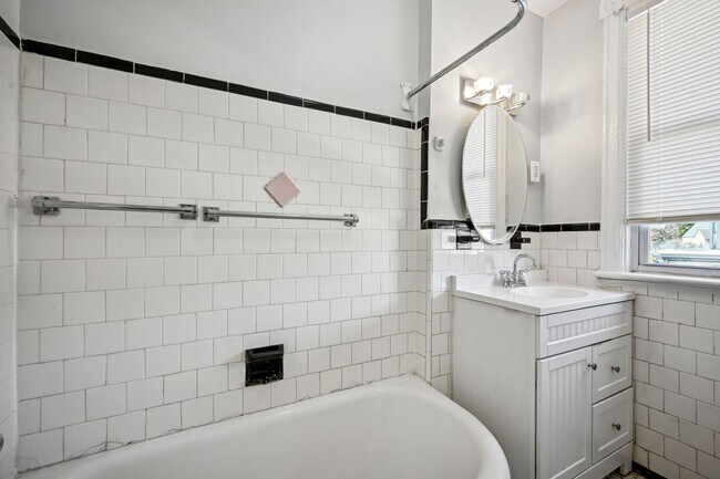 Building Photo - Newly Renovated 5BR/2BA Brownstone, Washer/Dryer