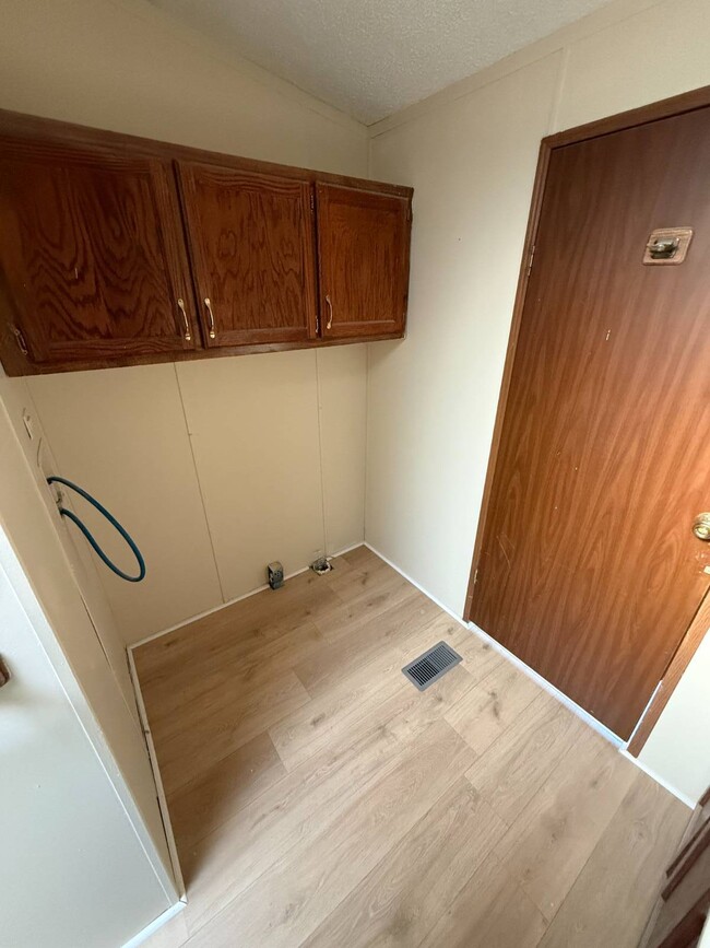 Building Photo - 1800 E Jordan Rd