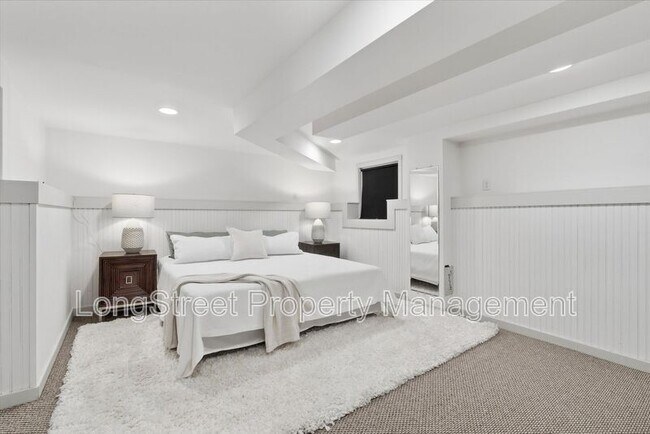 Building Photo - 2338 NW Hoyt St