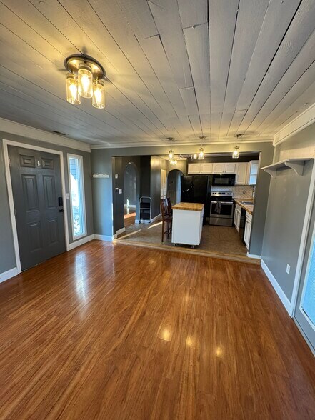 Entryway/Dining - 2406 Highland Dr