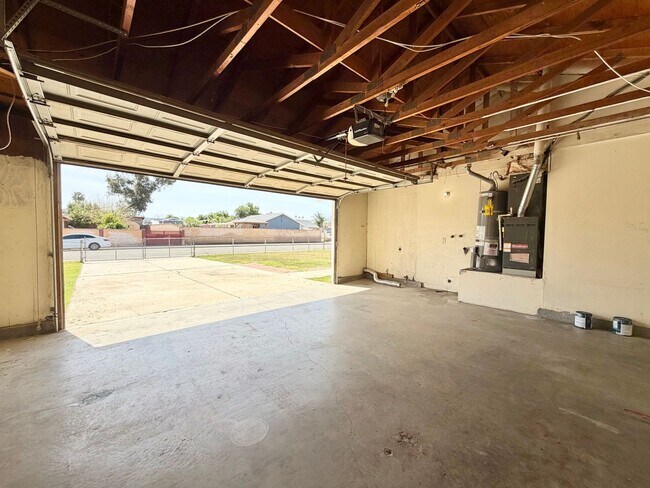 Building Photo - Spacious Backyard 4 Bedroom Home Located Next to Perris High School