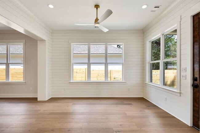 Building Photo - 352 Avon Rd