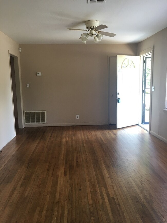 Building Photo - 3 bedroom + Bonus room/Bedroom and 1 bath ...