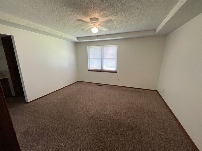 Building Photo - 3 Bed. 2 Bath, 2 Car Garage