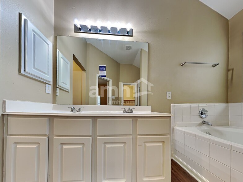 Building Photo - 1835 Manor Dr