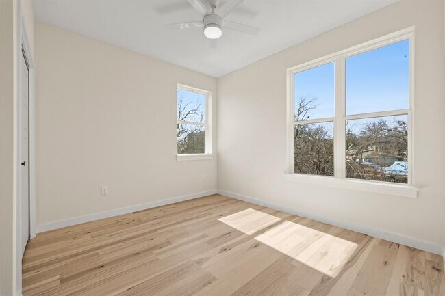 Building Photo - 4801 Sara Dr