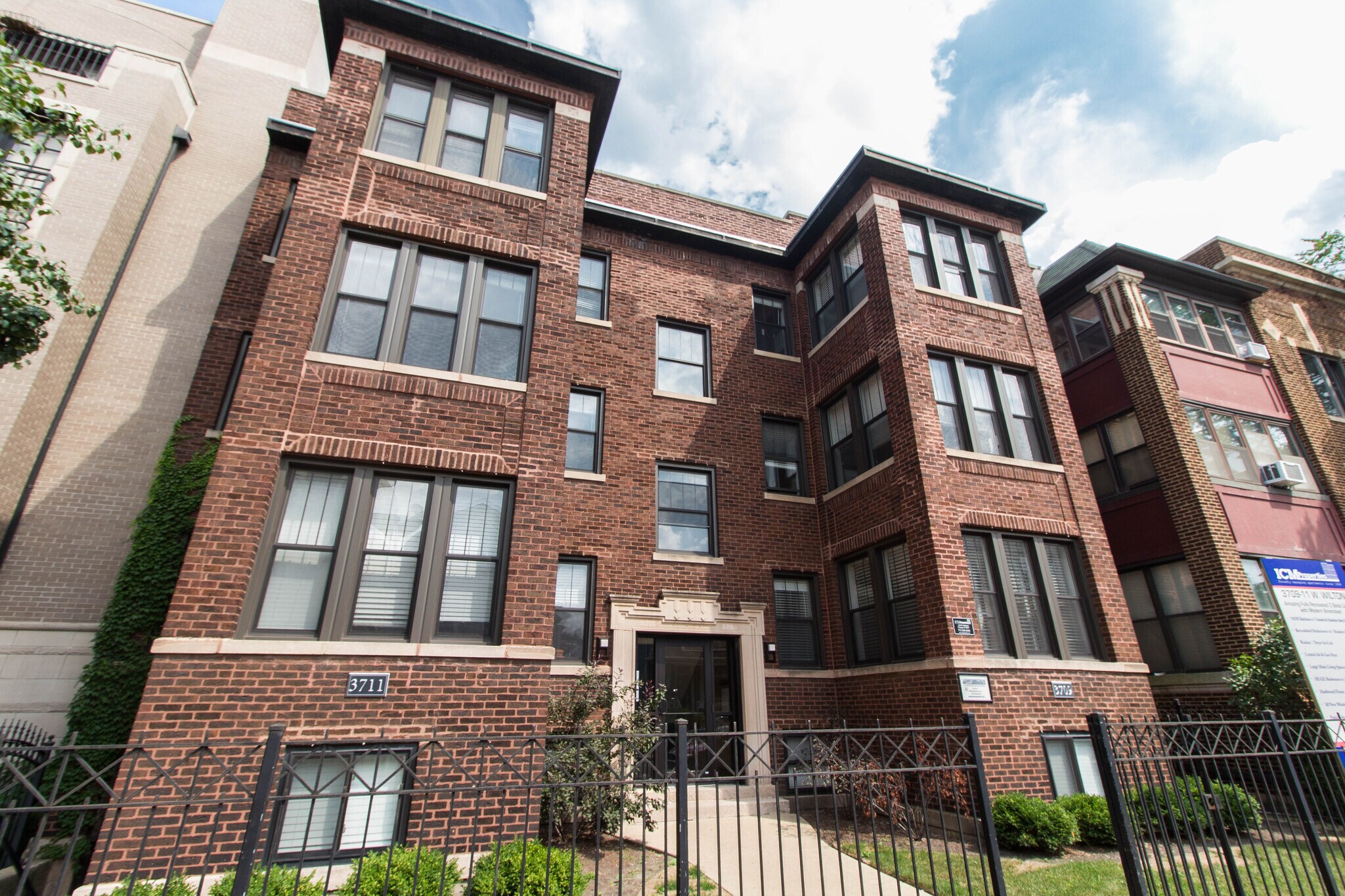 Building Photo - 3709 N Wilton Ave