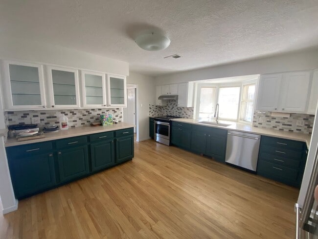 Building Photo - Large 4-Bedroom