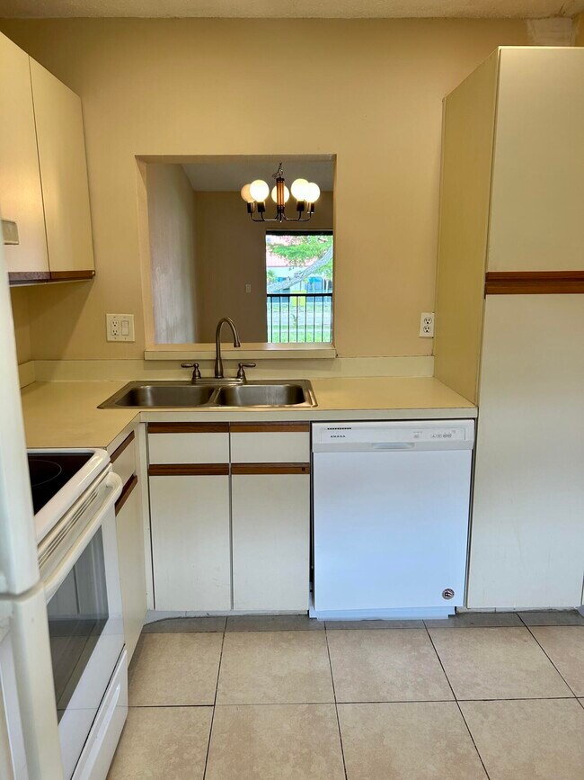Building Photo - 6649 Somerset Dr
