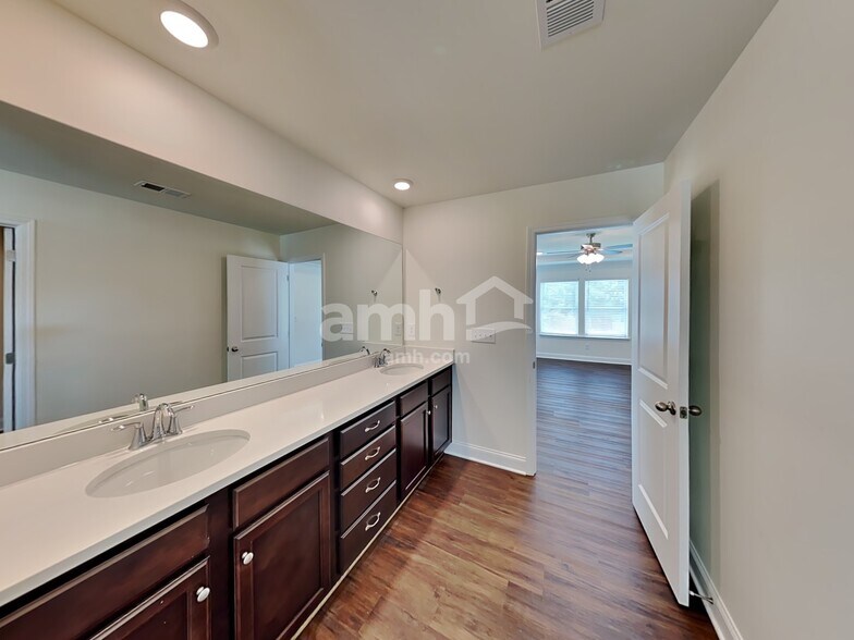 Building Photo - 899 Carnaby Ln
