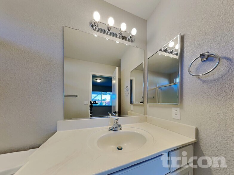 Building Photo - 17700 Smoketree Ct