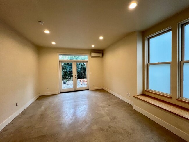 Building Photo - Spacious Two-Story 1 Bedroom, 1 Bathroom U...