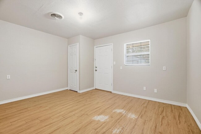 Building Photo - 2034 Collins Ave