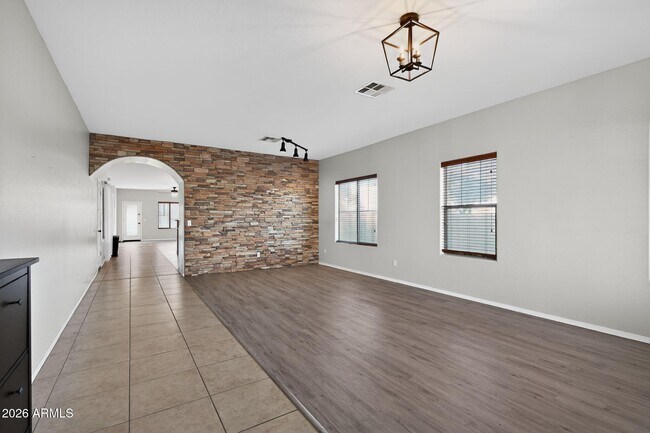 Building Photo - 939 E Sourwood Dr