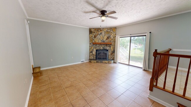 Building Photo - Charming 3 bedroom / 2 bathroom home with large fenced backyard near shopping & Fort Bragg!