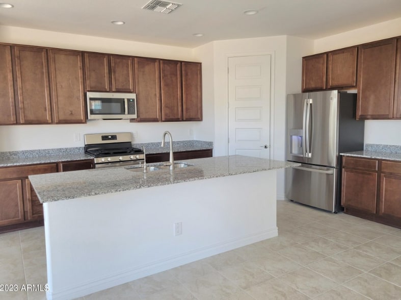 Building Photo - 10945 E Thunderbolt Ave