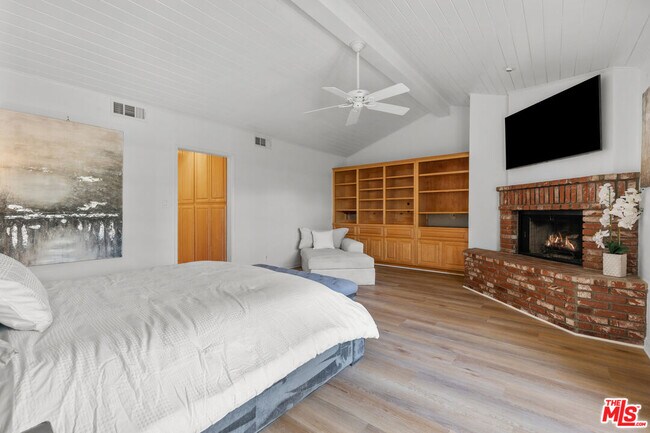 Building Photo - 4814 Lemona Ave