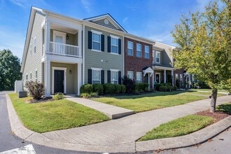 Building Photo - 2031 Hemlock Dr
