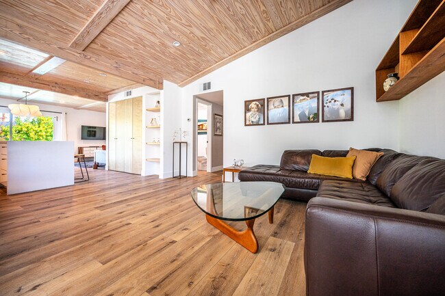 Building Photo - 2748 E Via Escuela