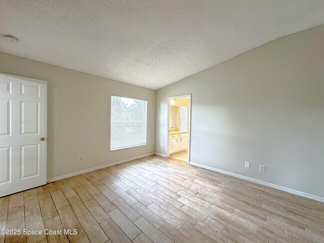 Building Photo - 670 Benton Dr