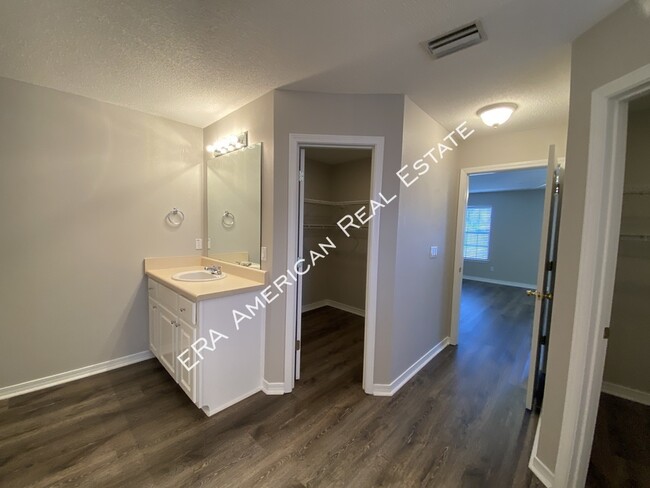 Building Photo - 2110 Bahama Dr