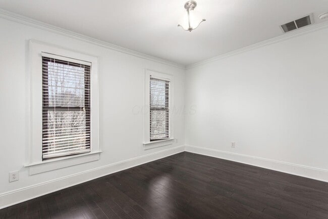 Building Photo - 106 E Gates St