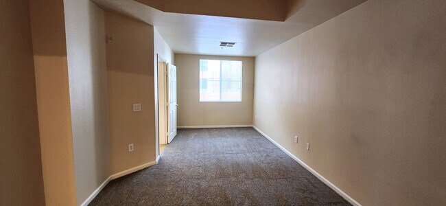 Building Photo - 2 Bedroom recently painted 2nd Floor Condo in Guard Gated Park Avenue!
