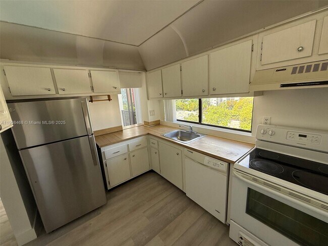 Building Photo - 16919 N Bay Rd