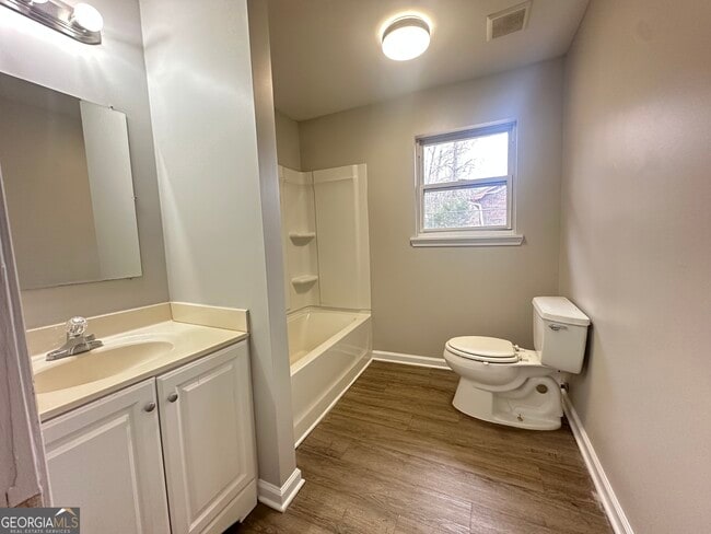 Building Photo - 1131 White Oak Dr