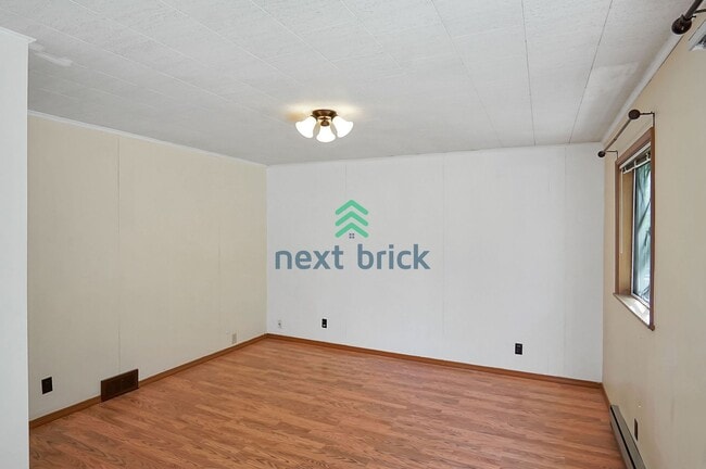 Building Photo - Charming 4 BEDS & 1.5 BATH SINGLE FAMILY H...
