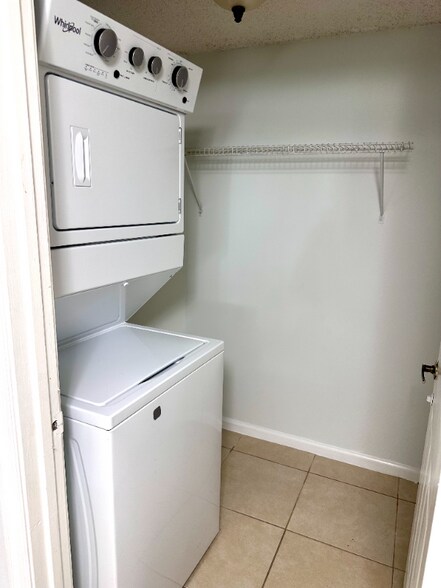 Building Photo - 2691 Albatross Rd N