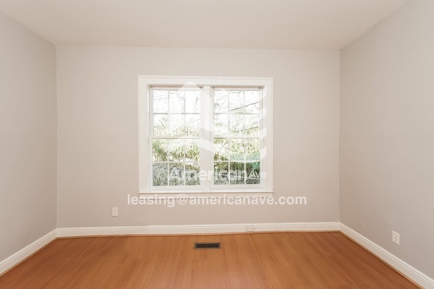 Building Photo - 3260 Balsam Ave SW