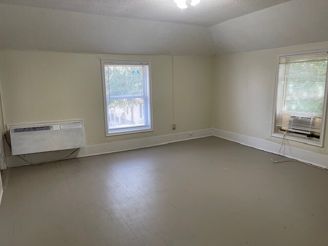 Building Photo - 300 Sortwell St