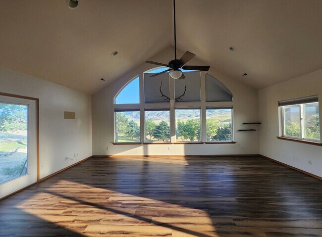 Primary Photo - Panoramic Rattlesnake Hills View Home on N...
