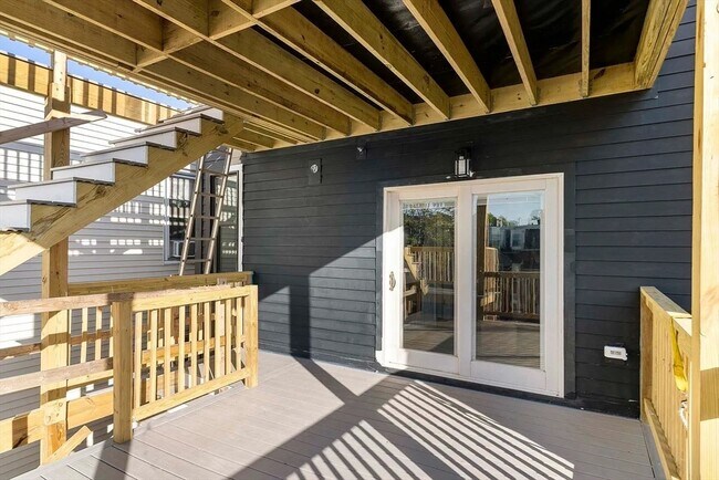 Building Photo - 98 Bennington St