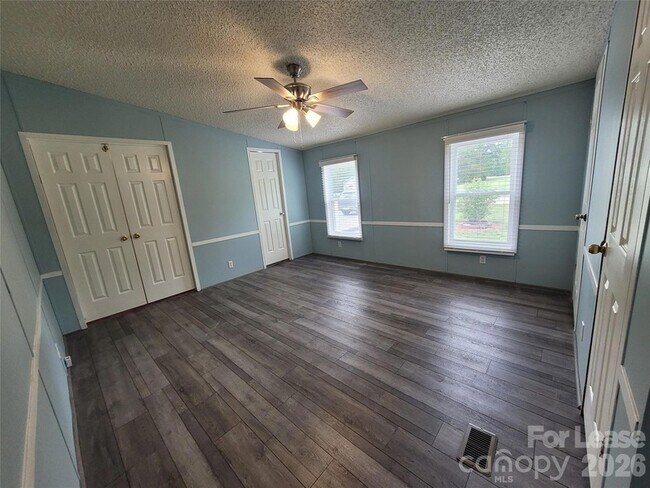 Building Photo - 179 Family Cir