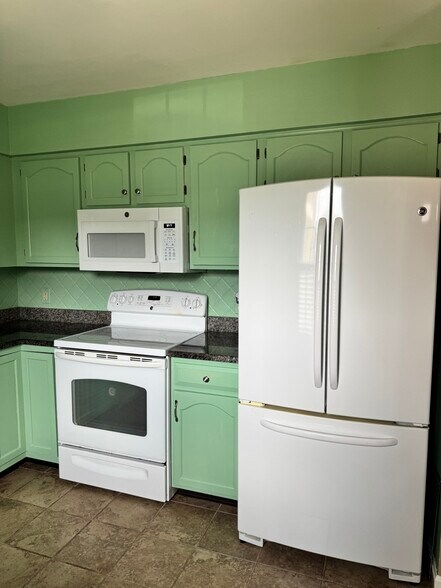 Kitchen - 416 Westridge Dr