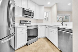 Building Photo - Beautiful one bedroom/one bath in the Verano community at UTC! Close to so much!