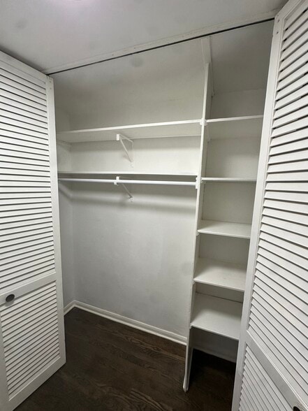 Building Photo - 2401 W Balmoral Ave